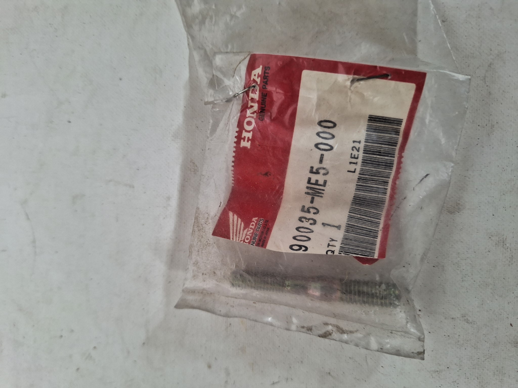 Picture of STEHBOLZEN 8-6X52  90035-ME5-000  CBX 650 ED